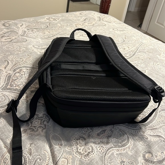 Gently loved black TARGUS expandable backpack - Picture 4 of 8